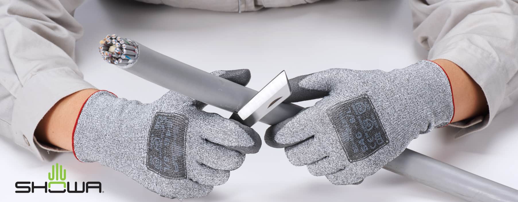 כפפות עבודה וסכין