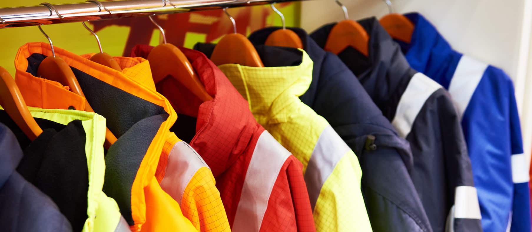 חליפות גשם תלויות